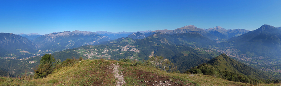 Dal Monte Gioco vista sulla Val Brembana a sx e Val Serina a dx